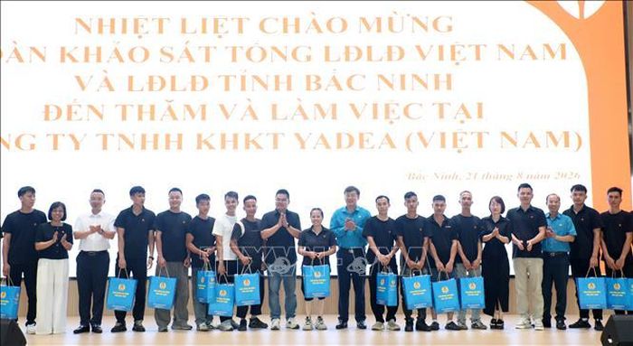 Đoàn công tác làm việc với cán bộ công đoàn và người sử dụng lao động về công tác giám sát bữa ăn ca cho công nhân Công ty TNHH Khoa học kỹ thuật YADEA Việt Nam (Khu công nghiệp Tân Hưng).