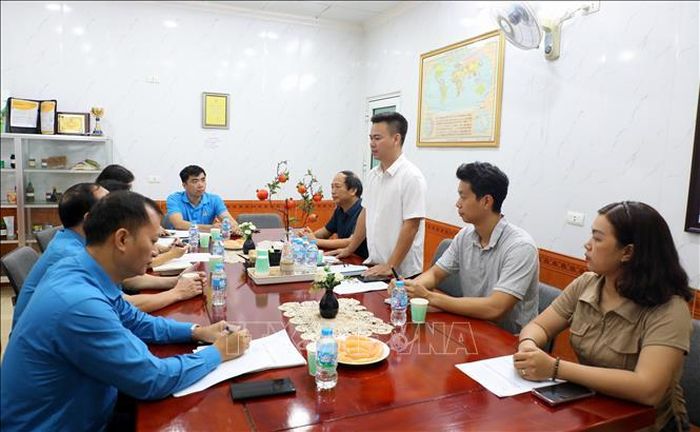 Đoàn công tác làm việc với cán bộ công đoàn và người sử dụng lao động về công tác giám sát bữa ăn ca cho công nhân Công ty TNHH Khoa học kỹ thuật YADEA Việt Nam (Khu công nghiệp Tân Hưng).