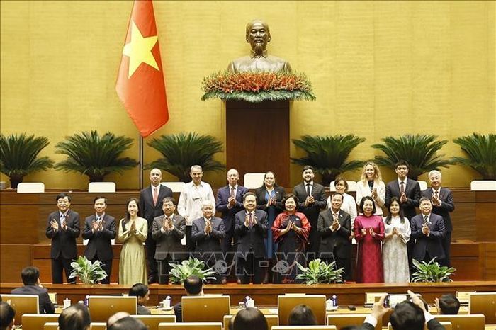 Chủ tịch Quốc hội Trần Thanh Mẫn với thành viên Tổ chức Nghị sĩ hữu nghị Việt Nam của Quốc hội khóa XVI và đại biểu quốc tế. Ảnh: Doãn Tấn/TTXVN