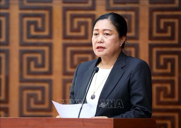 Đồng chí Đao Xay Sết Thả, Trưởng Ban Tổ chức Tỉnh ủy Bo Kẹo công bố các quyết định khen thưởng.