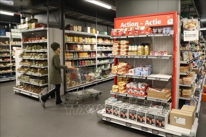 Người tiêu dùng mua sắm tại siêu thị ở Brussels, Bỉ. Ảnh: THX/TTXVN