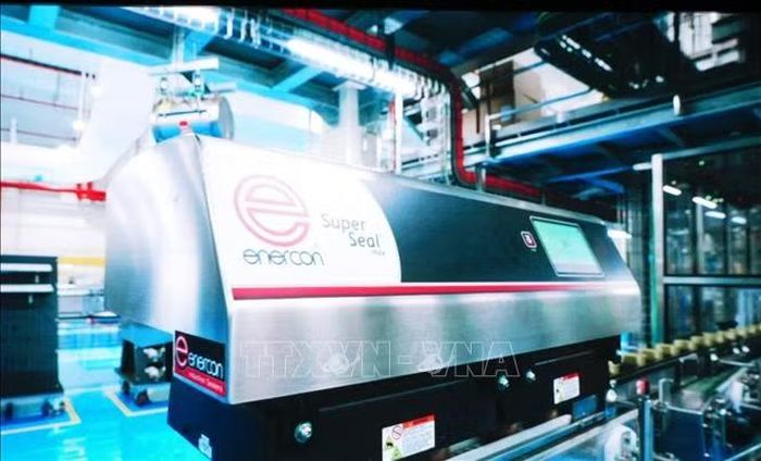 Dây chuyền đóng gói cà phê hòa tan trong hũ thủy tinh tại Nhà máy Nestlé Trị An, thành phố Đồng Nai. Ảnh: Công Phong/TTXVN