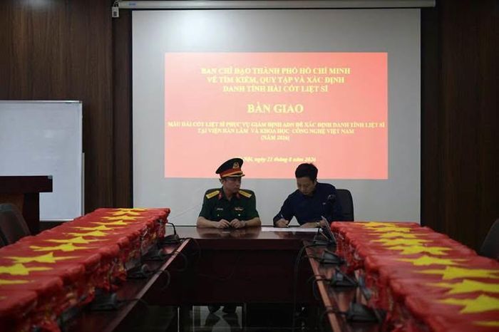Đại diện các đơn vị ký biên bản bàn giao mẫu sinh phẩm hài cốt liệt sĩ tại Trung tâm Giám định ADN trực thuộc Viện Sinh học.