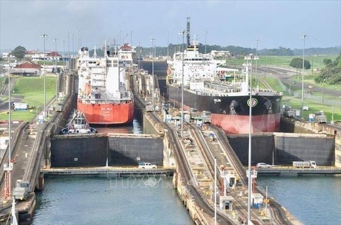 Tàu di chuyển qua kênh đào Panama ở Panama City, Panama. Ảnh: IRNA/TTXVN