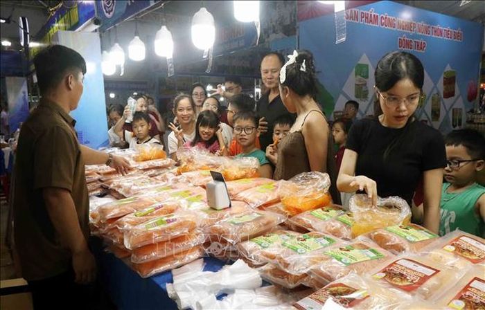 Rất đông người dân tham quan, mua sắm tại Hội chợ.