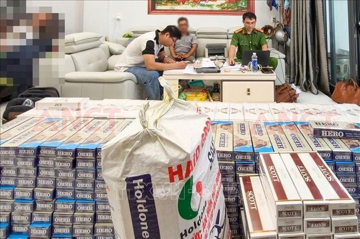 Tiến hành kiểm tra, lực lượng chức năng Cần Thơ phát hiện số lượng lớn thuốc lá điếu nhập lậu được các đối tượng cất giấu trong nhà. Ảnh: TTXVN phát