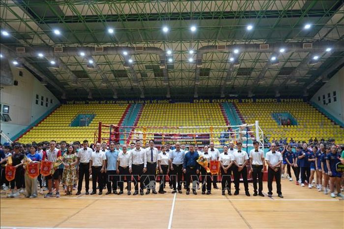 Ban tổ chức trao hoa và cờ lưu niệm cho 22 đoàn tham gia tranh tài tại Giải.