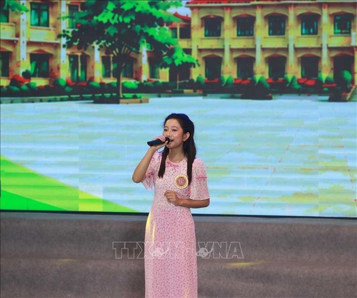Em Nguyễn Huỳnh Bảo An, học sinh Trường THCS và THPT Tân Bằng thể hiện phần dự thi qua điệu thức Liên nam.