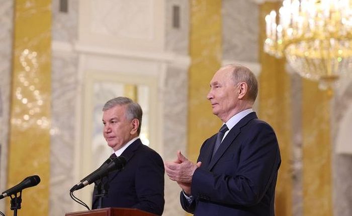 Tổng thống Uzbekistan Shavkat Mirziyoyev và Tổng thống Nga Vladimir Putin khởi công xây dựng tổ máy đầu tiên của nhà máy điện hạt nhân tích hợp tại Uzbekistan, ngày 4/6/2026. Ảnh: Kremlin.ru