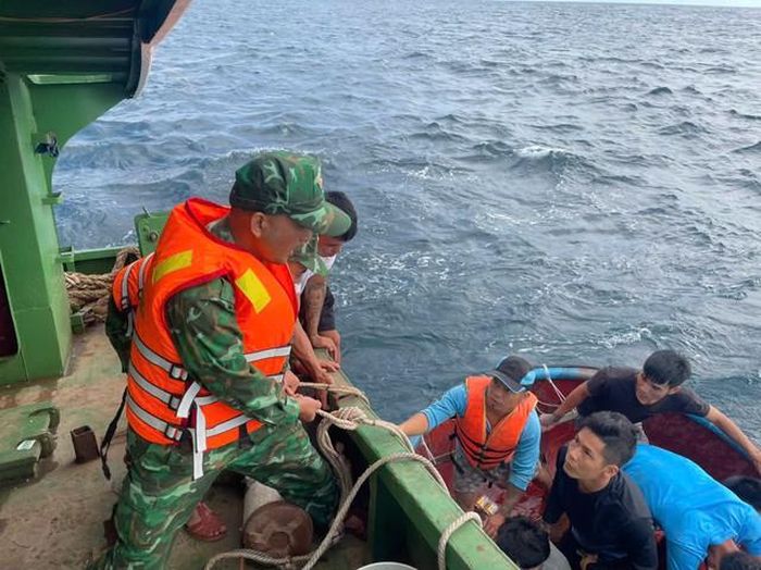 Cán bộ, chiến sĩ Đồn Biên phòng Cát Khánh kịp thời đưa các ngư dân gặp nạn lên tàu an toàn. Ảnh: Công Cường