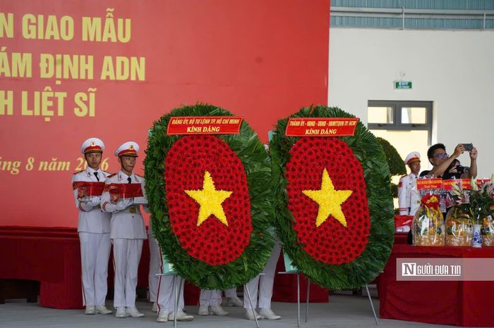 Lãnh đạo, đại biểu thực hiện nghi thức dâng hương, dâng hoa.