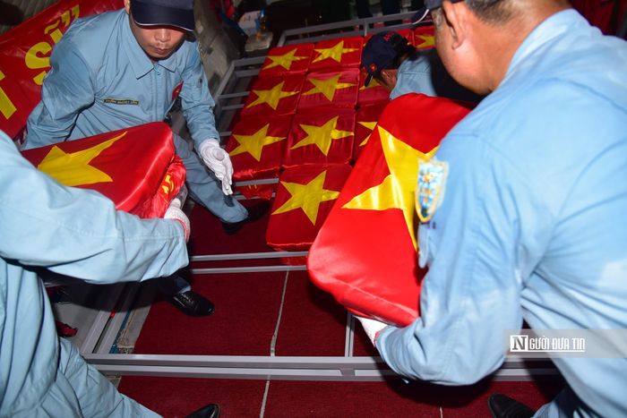 Lực lượng thực hiện nhiệm vụ đưa các hài cốt liệt sĩ lên máy bay.