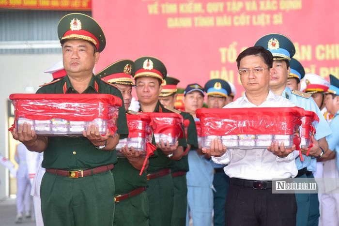 Trung tướng Lê Xuân Thế, Tư lệnh Quân khu 7 và ông Nguyễn Mạnh Cường, Ủy viên dự khuyết Trung ương Đảng, Phó chủ tịch UBND Tp.HCM, Trưởng Ban Chỉ đạo 515 thành phố thực hiện nghi thức đưa hài cốt liệt sĩ lên máy bay.
