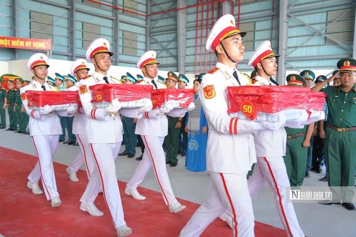 Sau khi hạ cánh, số mẫu này được tiếp nhận, bàn giao cho Viện Hàn lâm Khoa học và Công nghệ Việt Nam để tiến hành giám định ADN.