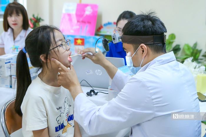 Đối với UBND các xã, phường, thành phố yêu cầu chủ trì phối hợp với Sở Y tế và Sở Giáo dục và Đào tạo tổ chức khám sức khỏe cho trẻ em, học sinh dưới 18 tuổi từ ngày 18/8 đến ngày 4/9/2026, bảo đảm hoàn thành trước khi bước vào năm học mới 2026-2027. 