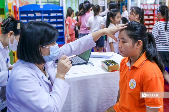 Điểm đáng chú ý của chương trình là kết quả khám sức khỏe được lập, cập nhật và liên thông vào Hệ thống Hồ sơ sức khỏe điện tử thành phố, đồng thời tích hợp thông tin khám sức khỏe vào Học bạ điện tử, qua đó hướng tới quản lý sức khỏe trẻ em, học sinh theo vòng đời.