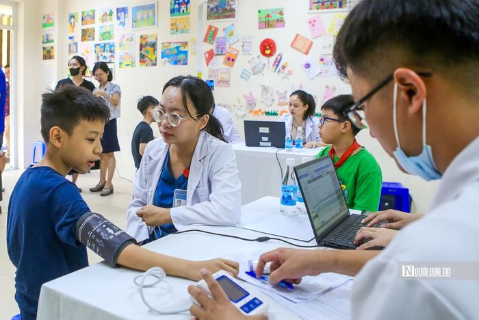 Đối với học sinh phổ thông, việc kiểm tra sức khỏe đầu năm được ưu tiên tổ chức tại trường, trẻ dưới 6 tuổi có thể được khám tại Trạm Y tế kết hợp với buổi tiêm chủng hoặc tổ chức tại trường mầm non.
