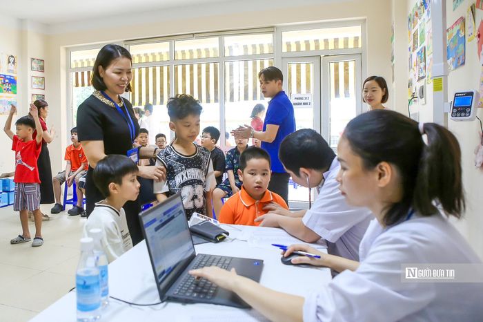 Việc triển khai khám sức khỏe định kỳ miễn phí góp phần nâng cao chất lượng chăm sóc sức khỏe học đường, phát hiện sớm bệnh tật và tạo môi trường học tập an toàn, lành mạnh cho trẻ em trên địa bàn.