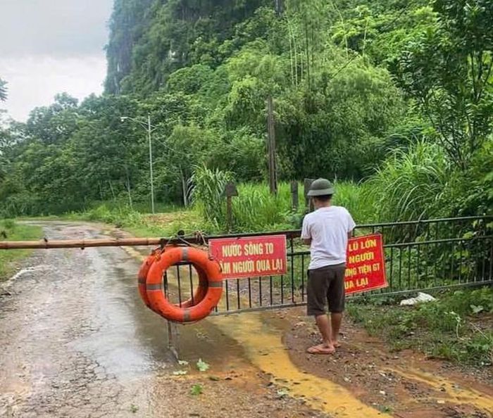 Xã Ngọc Liên cấm người qua lại các điểm tràn. (Ảnh: CTV)