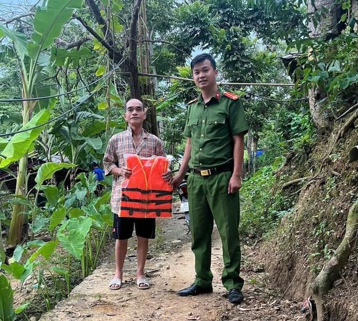 Công an xã Trung Sơn tuyên truyền người dân phòng tránh lụt bão. (Ảnh: CTV)