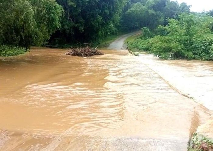 Lũ dâng cao qua các điểm cầu tràn, gây chia cắt giao thông. (Ảnh: CTV)