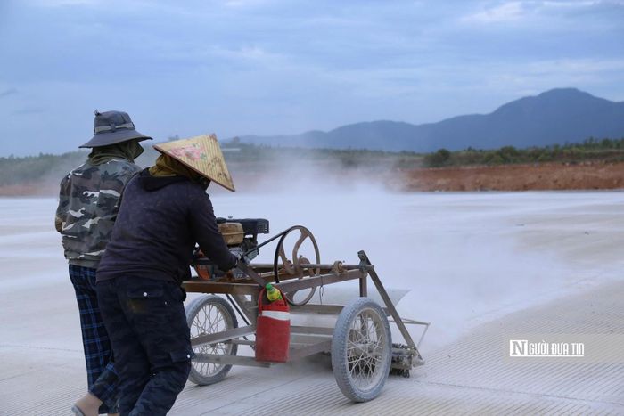  Theo kế hoạch, sau khi hoàn thiện, kiểm tra và thực hiện các thủ tục cần thiết, đường băng dự kiến bay hiệu chuẩn vào đầu tháng 9, đưa vào khai thác thương mại từ tháng 10.