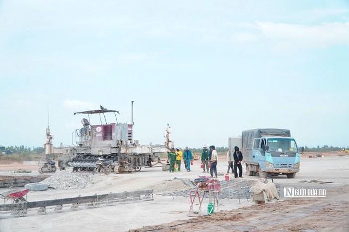 Để đảm bảo mục tiêu đưa vào bay hiệu chuẩn đầu tháng 9, hiện trên công trình các đơn vị thi công đã huy động hơn 800 công nhân cùng hàng chục phương tiện, máy móc, thiết bị đồng loạt triển khai  ở các mũi thi công trên toàn dự án, nhằm hoàn thiện các khâu cuối cùng theo kế hoạch đề ra.
