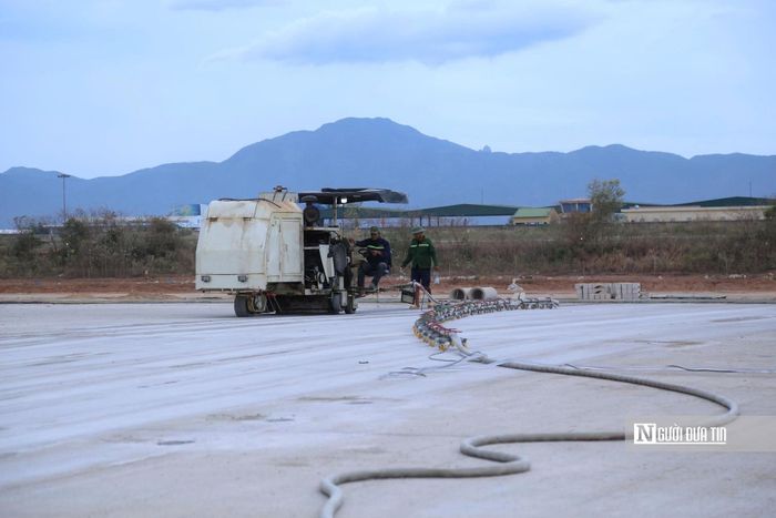 Theo Ban Quản lý dự án các công trình giao thông và dân dụng tỉnh Gia Lai, dự án xây dựng đường cất hạ cánh sân số 2 và các công trình đồng bộ tại sân bay Phù Cát có tổng mức đầu tư hơn 3.200 tỷ đồng. Sau gần một năm thi công, các hạng mục chính đã cơ bản hoàn thành, kết cấu bê tông của đường băng đã được hoàn thiện.