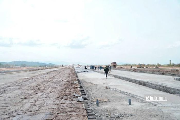 Trao đổi với PV tại công trường, ông Mai Đào Thái Sơn (thuộc Tổng Công ty Xây dựng Trường Sơn) cho biết đơn vị gấp rút thi công những hạng mục cuối cùng, đặc biệt thảm mặt bê tông, vệ sinh mặt bê tông đường băng để chuẩn bị cho các khâu hoàn thiện.