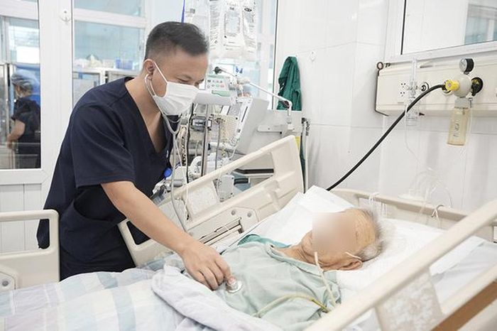 Cụ ông sau phẫu thuật lấy dị vật được chăm sóc hồi sức tích cực. Ảnh: BVCC