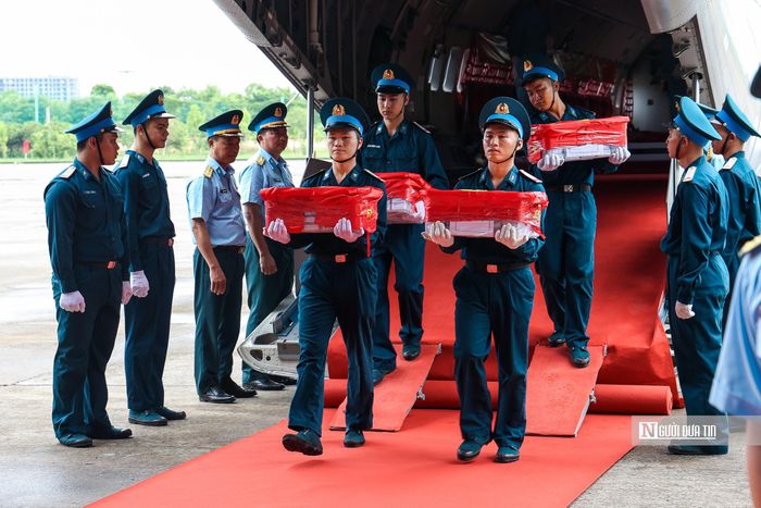 Ngay khi máy bay vào sân đỗ, lực lượng làm nhiệm vụ triển khai tiếp nhận số mẫu được vận chuyển trên chuyến bay.