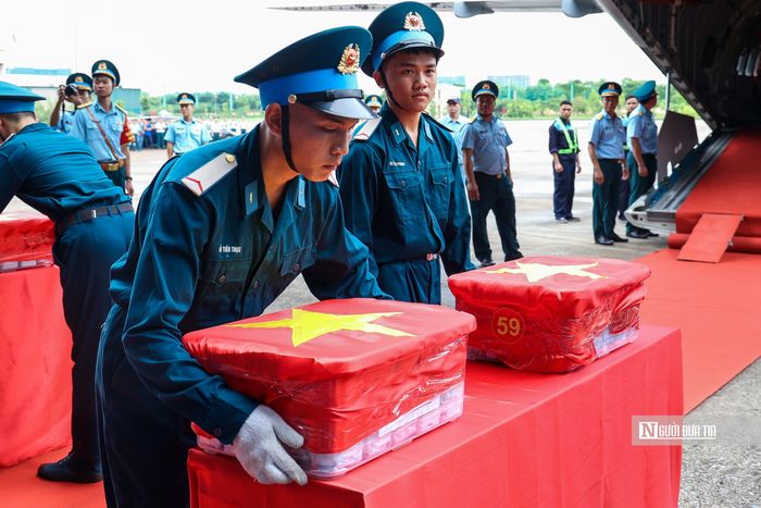 7.104 mẫu sinh phẩm được niêm phong, bảo quản trong 100 thùng chuyên dụng, đáp ứng yêu cầu về kỹ thuật trong quá trình vận chuyển. Các thùng chứa mẫu lần lượt được đưa xuống máy bay, kiểm đếm trước khi bàn giao cho đơn vị tiếp nhận.