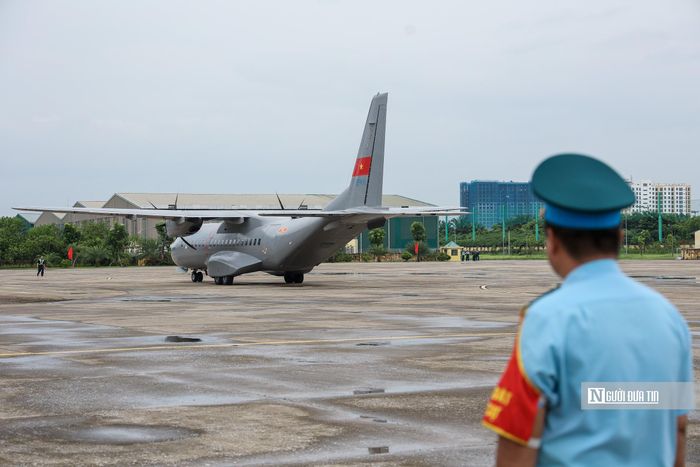 Trên chuyến bay là hơn 7.100 mẫu sinh phẩm hài cốt liệt sĩ được vận chuyển từ thành phố Hồ Chí Minh ra Hà Nội để phục vụ giám định ADN, xác định danh tính.