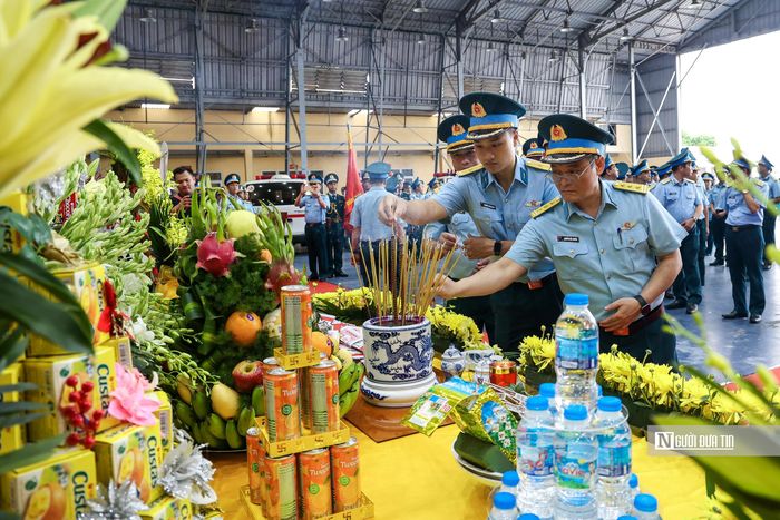 Nghi thức dâng hoa, dâng hương tưởng niệm các Anh hùng liệt sĩ tại lễ tiếp nhận, bàn giao mẫu sinh phẩm tại sân bay Gia Lâm.