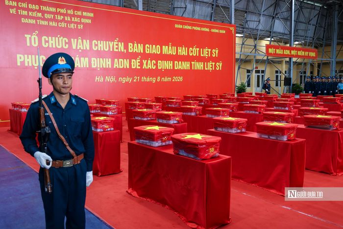 Những thùng chứa mẫu sinh phẩm được phủ vải đỏ in hình Quốc kỳ, đánh số và vận chuyển cẩn trọng vào khu vực tổ chức lễ bàn giao.