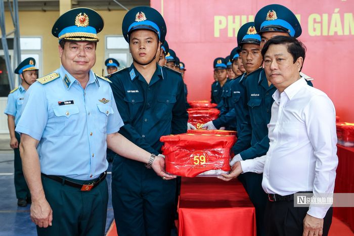 Sau khi hoàn tất thủ tục tại sân bay Gia Lâm, toàn bộ số mẫu được chuyển tới Viện Hàn lâm Khoa học và Công nghệ Việt Nam để phân tích, giám định ADN.
