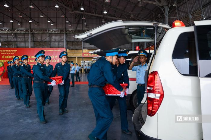 Trước đó, sáng 21/8, tại ga quân sự sân bay quốc tế Tân Sơn Nhất, Ban Chỉ đạo Thành phố HCM về tìm kiếm, quy tập và xác định danh tính hài cốt liệt sĩ phối hợp với Quân chủng Phòng không - Không quân tổ chức lễ dâng hoa, dâng hương tưởng niệm các Anh hùng liệt sĩ. Sau nghi lễ, số mẫu sinh phẩm được bàn giao để vận chuyển ra Hà Nội.