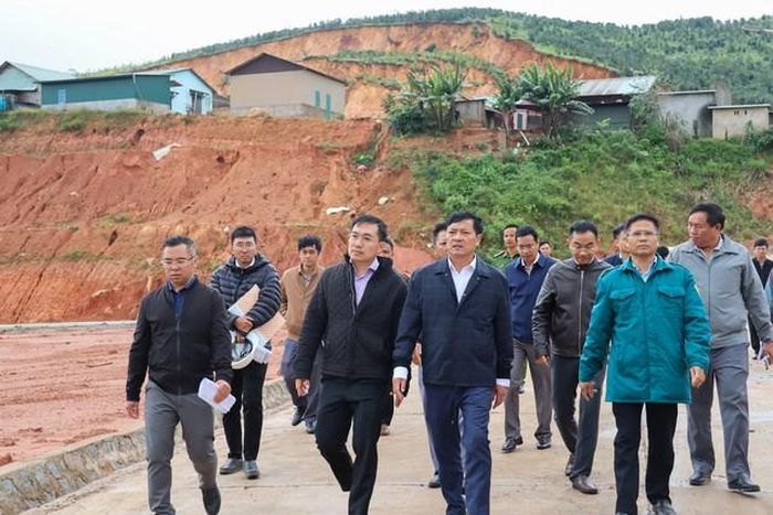Phó Chủ tịch Thường trực UBND tỉnh Lê Trọng Yên kiểm tra, chỉ đạo khẩn trương xây dựng phương án bảo đảm an toàn khu dân cư có nguy cơ sạt lở.