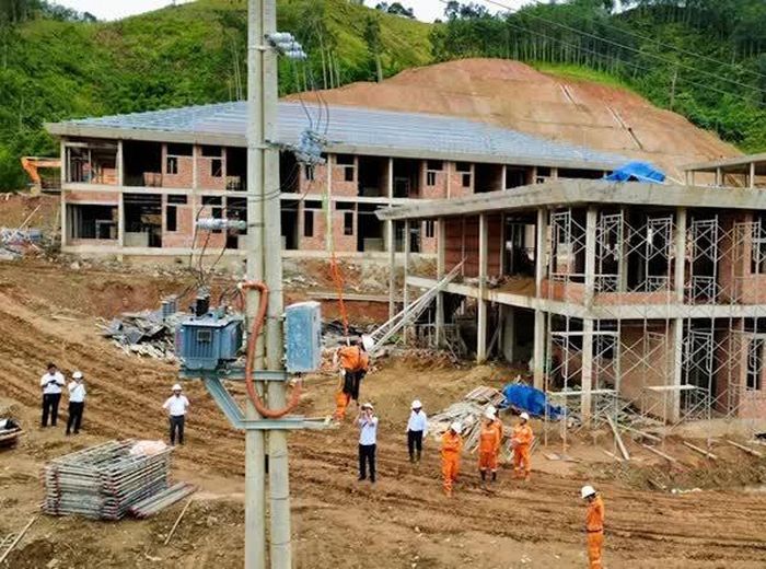 Đóng điện các hạng mục cấp điện cho Trường Phổ thông nội trú liên cấp Tiểu học - THCS khu vực xã Tây Giang và xã A Vương.