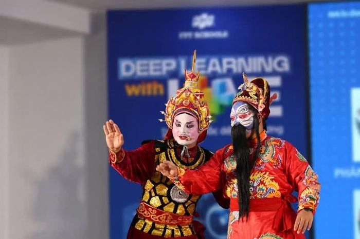 Nghệ sĩ hướng dẫn học sinh tập những động tác vũ đạo cơ bản của tuồng. 