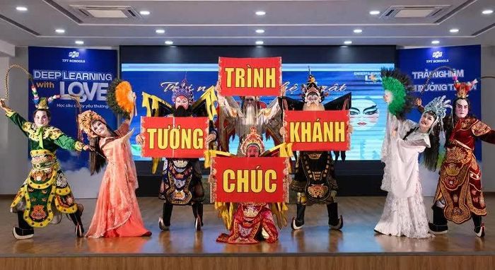 Tiết mục “Trình tường” do các nghệ sĩ Đoàn tuồng Đào Tấn biểu diễn. 