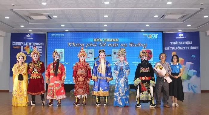 Cô giáo Đào Thảo Vy - Tổ trưởng Tổ Khoa học xã hội, Trường THPT FPT Quy Nhơn (ngoài cùng bên phải), tặng hoa cảm ơn các nghệ sĩ và các em học sinh đã đóng góp vào sự thành công của chương trình.