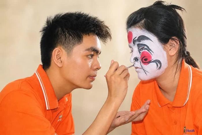 Các em học sinh vẽ mặt nạ tuồng.