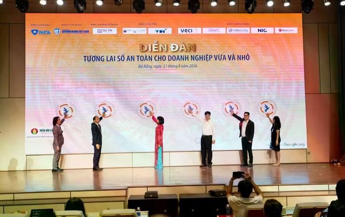Các đại biểu phát động chương trình “Vì một tương lai số an toàn cho doanh nghiệp”. Ảnh XM.