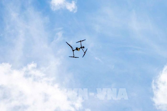 Từ nông nghiệp, logistics đến giám sát hạ tầng và cứu hộ cứu nạn, UAV đang mở ra nhiều hướng ứng dụng trong đời sống và phát triển kinh tế - xã hội. Ảnh: Giang Phương - TTXVN