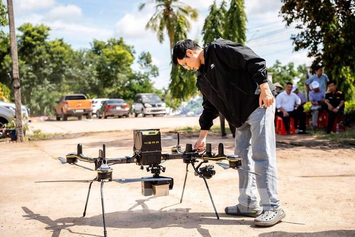 Kỹ thuật viên kiểm tra các thông số kỹ thuật của UAV trước khi đưa phương tiện vào bay thử nghiệm. Ảnh: Giang Phương - TTXVN