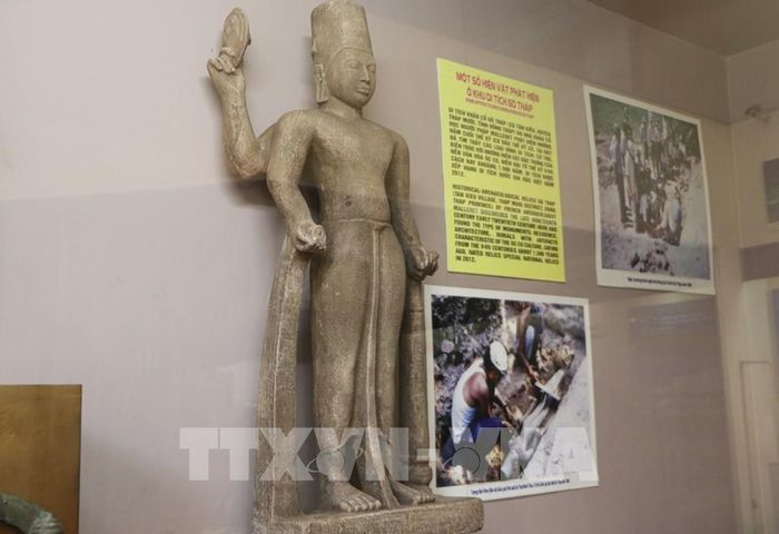 Tượng thần Vishnu, bảo vật quốc gia được trưng bày tại Bảo tàng Đồng Tháp. Ảnh: Hồng Thái - TTXVN