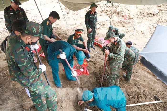 Cán bộ chiến sĩ Đội Quy tập hài cốt liệt sĩ mở rộng phạm vi tìm kiếm tại khu vực Nhà lao Diên Khánh. Ảnh: Xuân Triệu - TTXVN