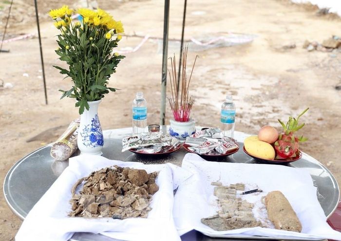 Di vật và những mẫu hài cốt được thờ cúng nghiêm trang và thực hiện các thủ tục cần thiết trước khi an táng. Ảnh: Xuân Triệu - TTXVN