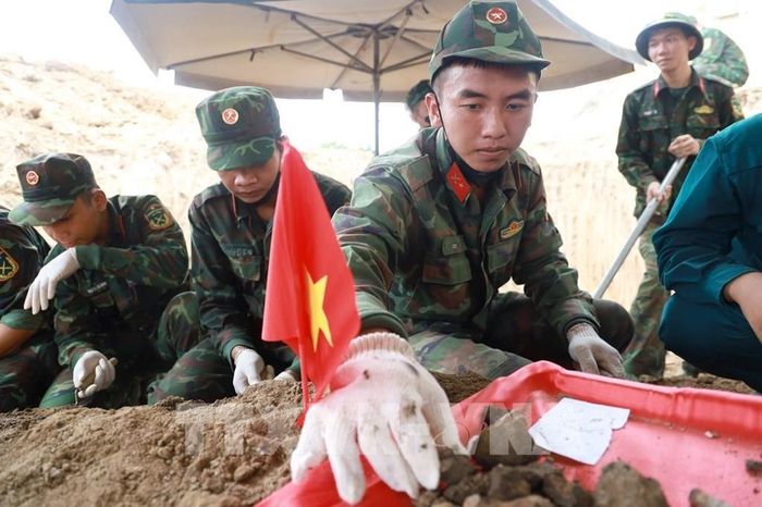 Cán bộ chiến sĩ Đội Quy tập hài cốt liệt sĩ cẩn trọng, nâng niu từng di vật và mẫu hài cốt. Ảnh: Xuân Triệu - TTXVN